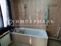 Продается уютный дом в центре города Малоярославец, в экологически чистом районе Калужской области, с удобной транспортной доступностью и отличными асфальтированными дорогами. 