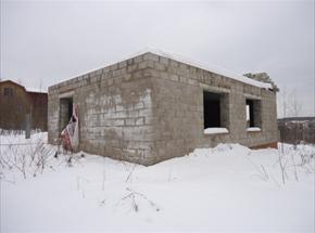 Земельный участок с недостроенным каменным домиком Малоярославец